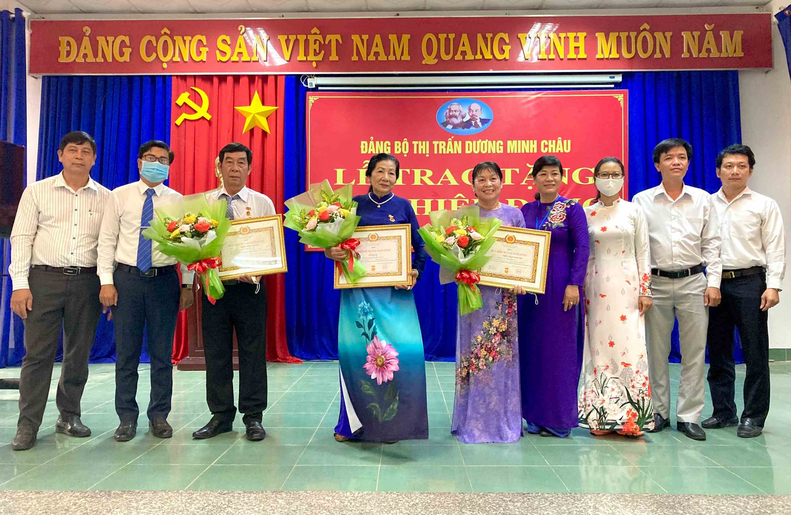 Huyện Dương Minh Châu trao huy hiệu 40 và 30 năm tuổi Đảng